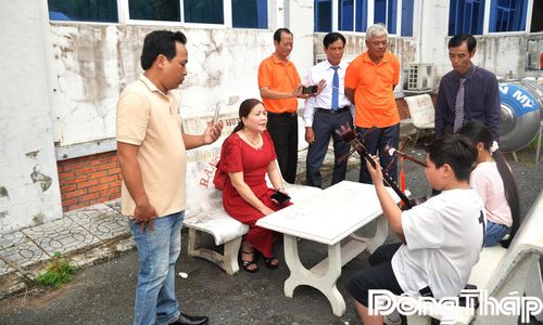 Các thí sinh tham gia tập luyện trước giờ lên sân khấu.