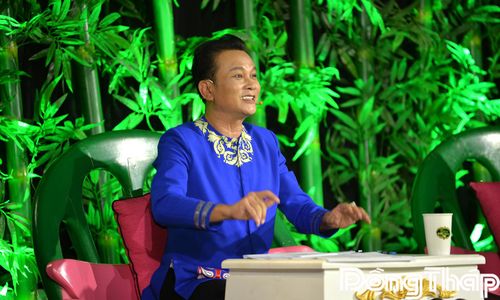 Nghệ sĩ Nhân dân Hữu Quốc giao lưu, trao đổi với thí sinh.