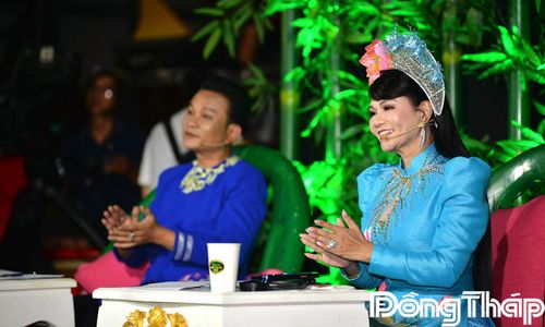 Nghệ sĩ Nhân dân Hữu Quốc và Nghệ sĩ Ưu tú Ngọc Huyền nghe các thí sinh trình diễn phần thi Vòng Khởi động.