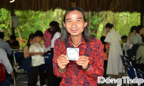 Thí sinh phấn khởi nhận số báo danh tham gia "Tài tử miệt vườn" mùa 6.