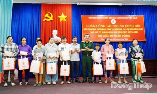 Hội Nạn nhân chất độc da cam/dioxin tỉnh Đồng Tháp cùng các đơn vị, nhà hảo tâm trao tặng quà cho nạn nhân chất độc da cam.