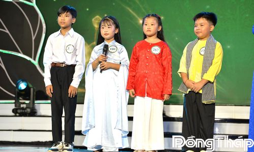Nhiều thí sinh nhỏ tuổi thể hiện phần thi tại Vòng Khởi động Gameshow "Tài tử miệt vườn" mùa 6.