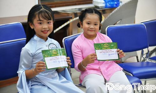 Nhiều thí sinh nhỏ tuổi háo hức chờ thể hiện phần thi tại Vòng Khởi động Gameshow "Tài tử miệt vườn" mùa 6.