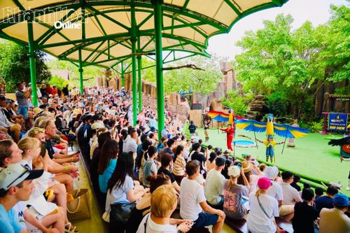 Khách du lịch xem xiếc chim ở VinWonders Nha Trang.