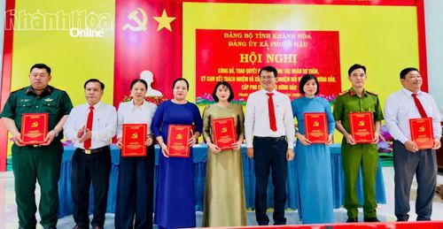 Thường trực Đảng ủy xã Phước Hậu trao bảng ký cam kết cho các ông, bà là Ủy viên Ban Thường vụ Đảng ủy xã.