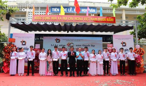 Các học sinh nghèo vượt khó học giỏi của nhà trường nhận học bổng. 