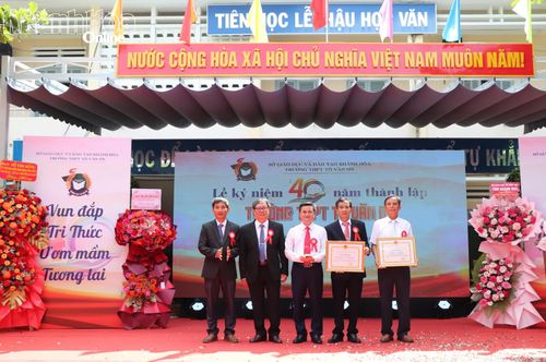 Thừa ủy quyền của Chủ tịch UBND tỉnh, lãnh đạo Sở Giáo dục và Đào tạo trao bằng khen cho tập thể Trường THPT Tô Văn Ơn và giáo viên của trường.