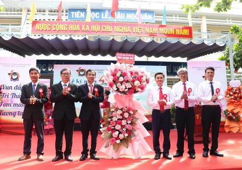 Lãnh đạo Sở Giáo dục và Đào tạo tặng hoa chúc mừng Trường THPT Tô Văn Ơn.
