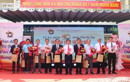 Lãnh đạo Sở Giáo dục và Đào tạo tặng hoa tri ân lãnh đạo Trường THPT Tô Văn Ơn qua các thời kỳ.