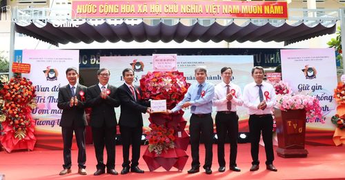 Lãnh đạo xã Tu Bông tặng hoa chúc mừng Trường THPT Tô Văn Ơn.