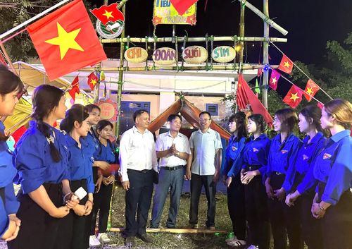 Lãnh đạo xã tham quan các tiểu trại.