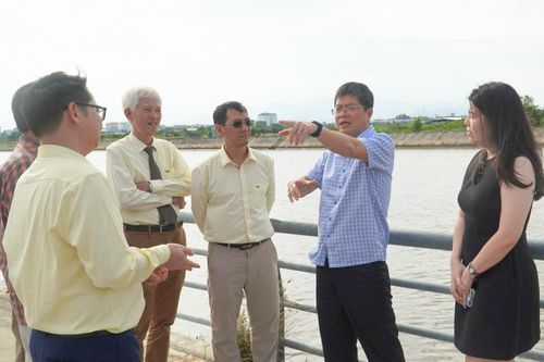 Phó Chủ tịch UBND tỉnh Nguyễn Hồng Hải giới thiệu tiềm năng vùng Đông Nam tỉnh với các nhà đầu tư