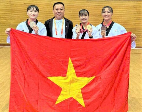 Võ sư Nguyễn Quốc Hùng cùng các học trò Lệ Kim, Kim Hà và Phương Nhung đạt HCV tại giải Taekwondo vô địch Đông Nam Á năm 2025