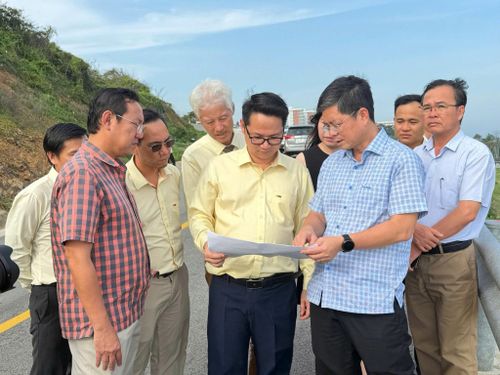 Phó Chủ tịch UBND tỉnh Nguyễn Hồng Hải và các sở, ngành liên quan giới thiệu thực địa dự án đầu tư với Công ty BCONS