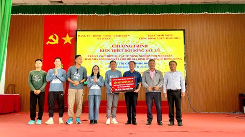 Thầy Minh Niệm và Cộng Đồng Miền Tỉnh Thức trao tặng quà cho người dân D'Ran tái thiết cuộc sống sau trận lũ năm 2025.
