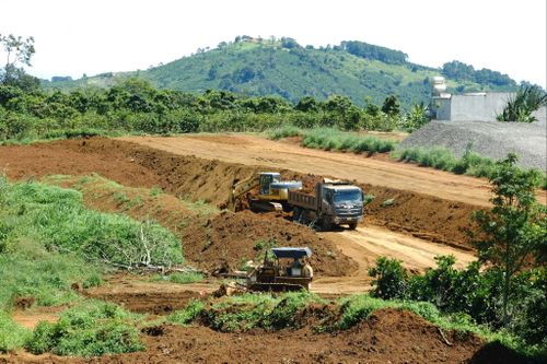 Đơn vị nhà thầu đẩy nhanh tiến độ thi công dự án khu tái định cư Gung Ré, xã Di Linh