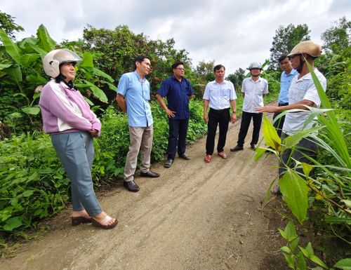 Ngay sau buổi đối thoại, đồng chí Chủ tịch UBND xã cùng các bộ phận chuyên môn trực tiếp xuống địa bàn kiểm tra thực tế, xác minh các kiến nghị của người dân