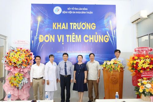 Ban giám đốc và các trưởng khoa phòng của Bệnh viện Đa khoa Bình Thuận tại buổi khai trương Đơn vị Tiêm chủng.