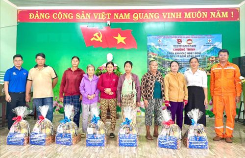 Tặng quà cho các gia đình chính sách