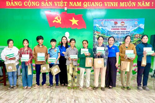 Tặng quà cho các gia đình chính sách