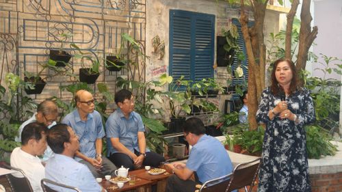 Người dân Tổ dân phố 3 bày tỏ tâm tư nguyện vọng với lãnh đạo phường.