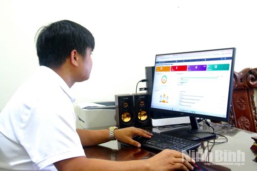 Lãnh đạo xã Đồng Thái kiểm tra tiến độ xử lý công việc trên phần mềm quản trị cấp xã.