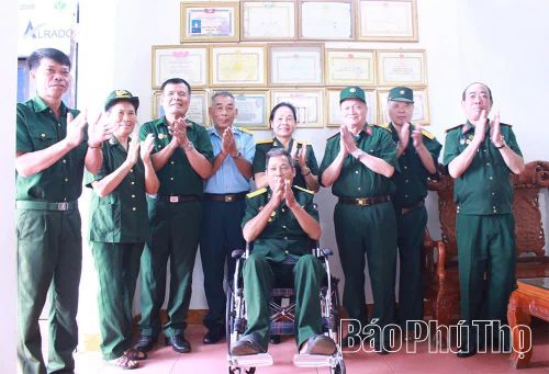 Hội truyền thống Trường Sơn - Đường Hồ Chí Minh tặng xe lăn cho cựu chiến binh, nạn nhân chất độc da cam Nguyễn Duy Nho ở thôn Tân Thịnh, xã Minh Đài.