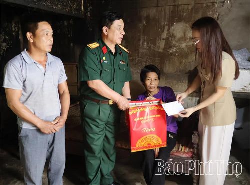 Lãnh đạo Hội NNCĐDC/Dioxin tỉnh cùng Hội Doanh nhân trẻ tặng quà cho gia đình có 2 nạn nhân da cam ở xã Võ Miếu.
