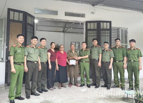 Công an xã Pà Cò trao quà cho hộ nghèo, gia đình chính sách trên địa bàn.