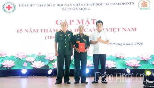 Lãnh đạo Ủy ban MTTQ xã Chân Mộng trao quà tặng Hội Nạn nhân chất độc da cam/dioxin xã.