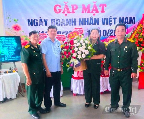 Ông Nguyễn Thân Thiết (ngoài cùng bên trái) là một doanh nhân cựu chiến binh làm kinh tế giỏi - Ảnh: NVCC
