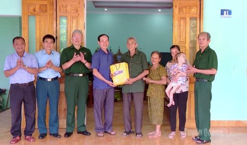 Hội Nạn nhân chất độc da cam/dioxin tỉnh tặng quà cựu chiến binh Nguyễn Văn Hòa, tổ 8, phường An Tường.