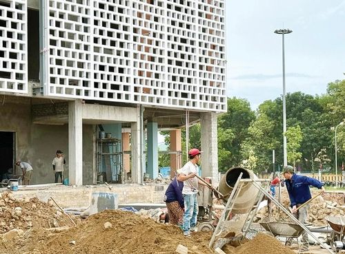 Thi công dự án Quảng trường Văn hóa, Thể thao TP. Huế. Ảnh: Minh Anh