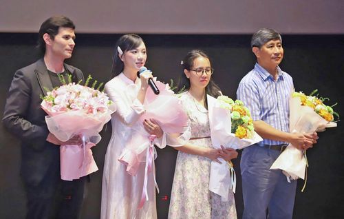 Đạo diễn Đào Duy Phúc (ngoài cùng bên phải) và dàn diễn viên giao lưu cùng khán giả tại buổi ra mắt phim.