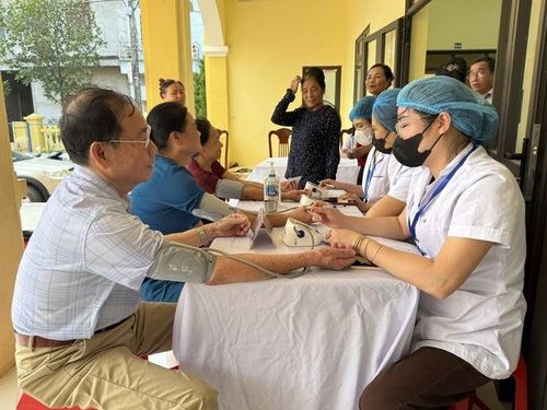 Chăm sóc y tế cho người cao tuổi. Ảnh: MH