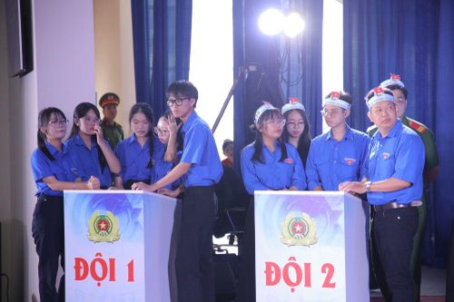 Một số đội thi ở phần thi Kiến thức.