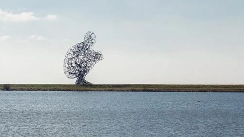 The Squatting Man của nghệ sĩ Antony Gormley, đê Markerstrekdam, Lelystad, Hà Lan. (Nguồn: Wikimedia Commons).