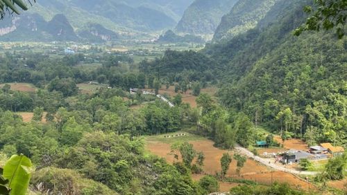 Từ đỉnh Khau Cốc Chà có thể quan sát toàn cảnh trung tâm xã Xuân Trường.