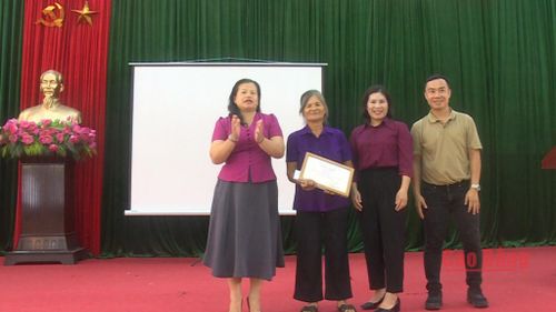 Hộ bà Long Thị Nhình, xóm Nà Tẻng, xã Hòa An được biểu dương trồng ớt hữu cơ đạt năng suất cao.