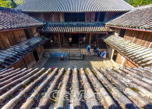 Trải qua hơn thế kỷ, ngôi nhà vẫn giữ nguyên vẹn kiến trúc cổ kính.