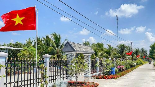 Tuyến đường cờ hoa tại xã Phú Mỹ góp phần tạo diện mạo nông thôn khang trang, xanh, sạch, đẹp.