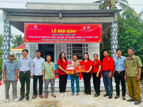 Bà Hồ Quý Nhi, Phó Chủ tịch Hội Chữ thập đỏ tỉnh Cà Mau, cùng chính quyền địa phương bàn giao nhà Nhân ái cho hộ bà Trần Thị Đen.