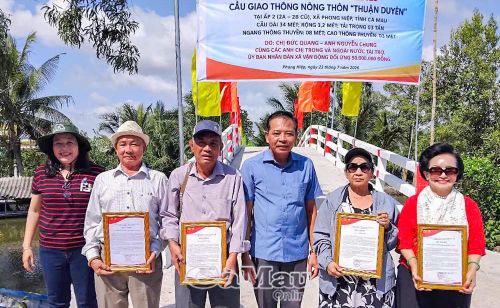 Ông Đào Thanh Phong, Bí thư Đảng uỷ xã Phong Hiệp và bà Vũ Thị Huệ, Phó Bí thư Thường trực xã Phong Hiệp, trao thư cảm ơn cho các mạnh thường quân.