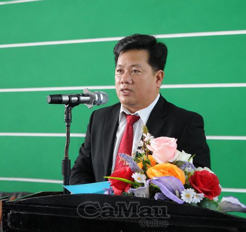 Ông Đỗ Đăng Khoa, Phó Chủ tịch kiêm Tổng Thư ký Liên đoàn Võ thuật tỉnh Cà Mau, phát biểu tại lễ khai mạc kỳ thi.