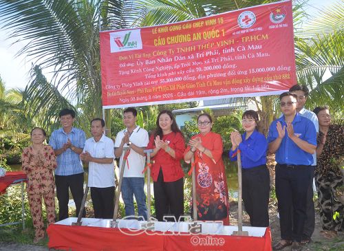 Đại biểu và bà con Nhân dân phấn khởi tại lễ khởi công cầu Chương An Quốc 1 (Ấp 10, xã Trí Phải).