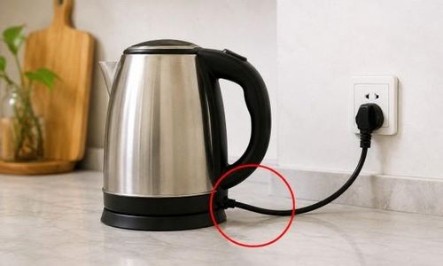 Không ít câu chuyện được chia sẻ cho thấy có người dùng ấm siêu tốc để giặt đồ cá nhân, ngâm chân, hoặc xử lý những vật dụng không liên quan đến ăn uống. Ảnh minh họa.