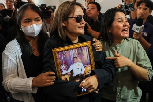 Người nhà của một giáo viên bị thiệt mạng. (Ảnh: Reuters)