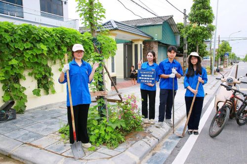 Đoàn Thanh niên xã Thư Lâm tham gia các hoạt động bảo vệ môi trường. Ảnh: TL