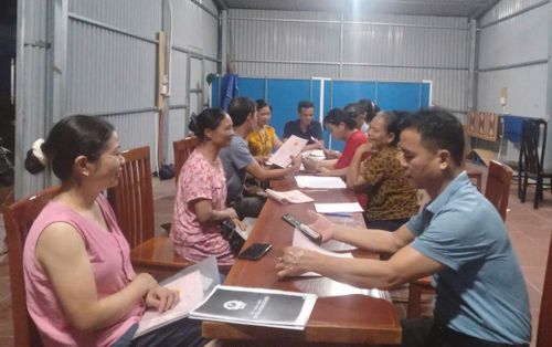 Cán bộ địa chính xã Kiều Phú kiểm tra làm sạch dữ liệu đất đai cho người dân. Ảnh: Đức Duy