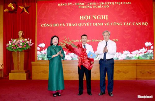 Phó Bí thư Thường trực Nguyễn Thị Thanh và Chủ tịch UBND phường Đỗ Việt Hưng trao quyết định điều động, bổ nhiệm Phó trưởng phòng Kinh tế, Hạ tầng và Đô thị phường. Ảnh: MT